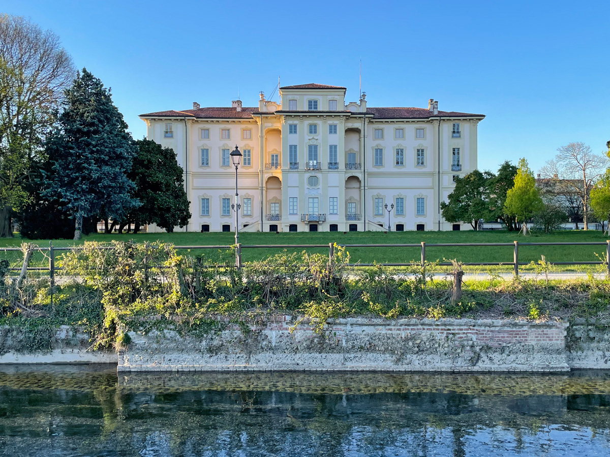 Villa Alari vista dal Naviglio a Cernusco sul Naviglio