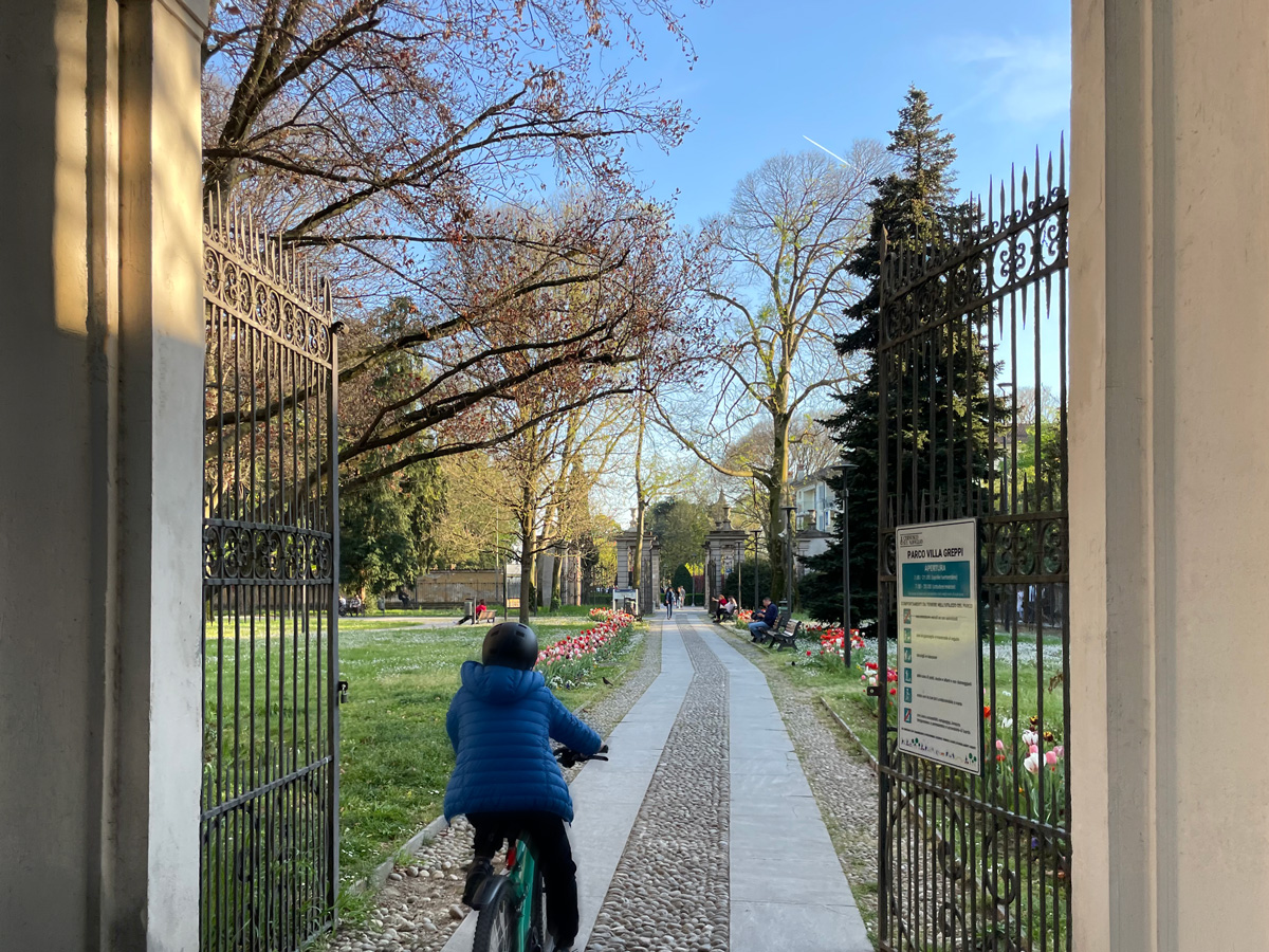 Percorso nel verde a Cernusco sul Naviglio con accesso in bicicletta